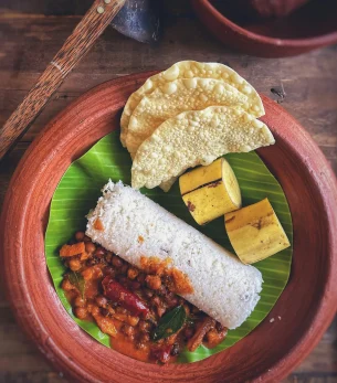 Steamed Rice Cake served with Black gram curry